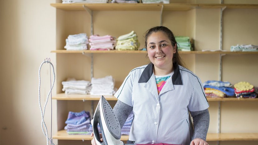 Ausbildung als Fachpraktikerin für Hauswirtschaft Fachpraktikerin für Hauswirtschaft in Ausbildung lernt Haushaltsführung