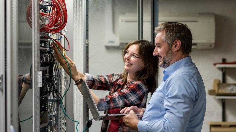 Jugendliche in Ausbildung zur Fachinformatikerin Systemintegration Fachinformatikerin Systemintegration in Ausbildung bei Lehrsituation mit Ausbilder