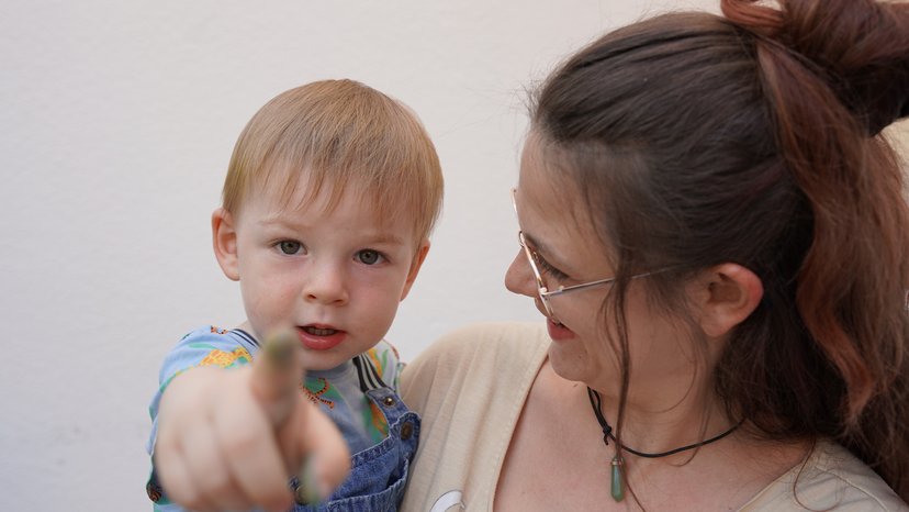 Junge Eltern im Mutter-Vater-Kind-Wohnen Junge Mutter mit ihrem Sohn lebt im Mutter-Vater-Kind-Wohnen