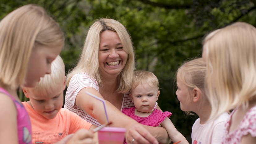 Kindertagespflege hilft beim Finden von Kindertagesbetreuung Betreuung von Kindern in der Kindertagespflege
